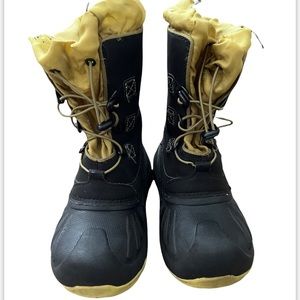 Uggs waterproof kids size4  in good condition look at pictures